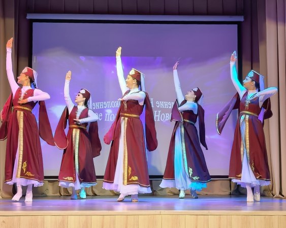?✨ "Новое поколение" зажигает сцену! Отборочный тур завершён! 26 апреля в ДК Достижение прошёл отборочный тур III районного конкурса творчества детей и молодёжи "Новое поколение"! ⭐ Три блока — три взрыва эмоций! ?? Год единства народов России На сцене