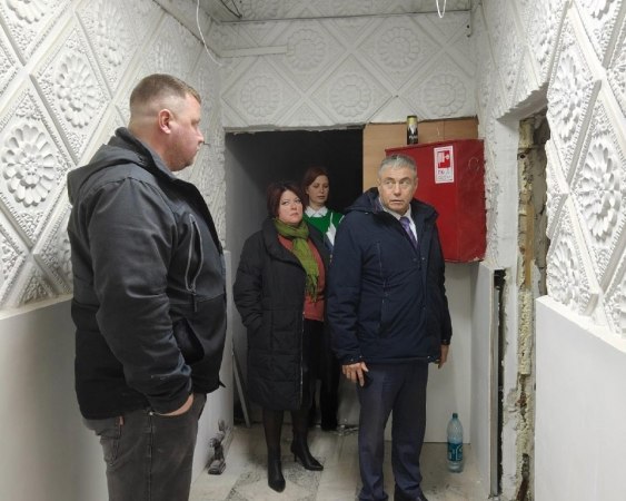 Глава администрации Ковровского района Вячеслав Скороходов продолжает рабочие поездки по объектам культуры, где на данный момент идут ремонтные работы.