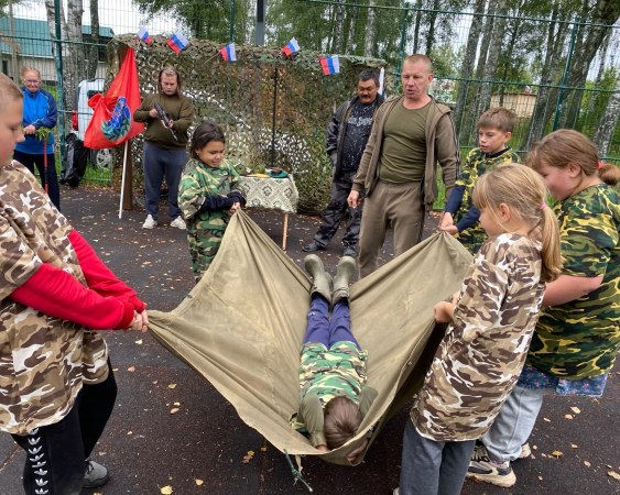 По традиции в конце лета, 24 августа, Большевсегодической библиотекой совместно с работниками Гигантовского ДК, при поддержке активистов Совета ветеранов и молодежного Клуба «Спектр», для подростков проведена военно-патриотическая эстафета «Зарница».