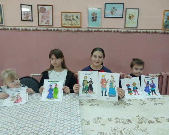 В рамках Года единства народов России, Аксенихинском филиале прошёл тематический час «Знакомство с культурой народов России».