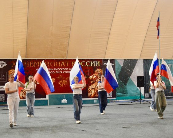 5 апреля солисты и ОХК «Альтаир» Первомайского Дома культуры в зале спортивного комплекса Гранд-Арены города-курорта Доброград на чемпионате России федерации русского жима провели концертную программу