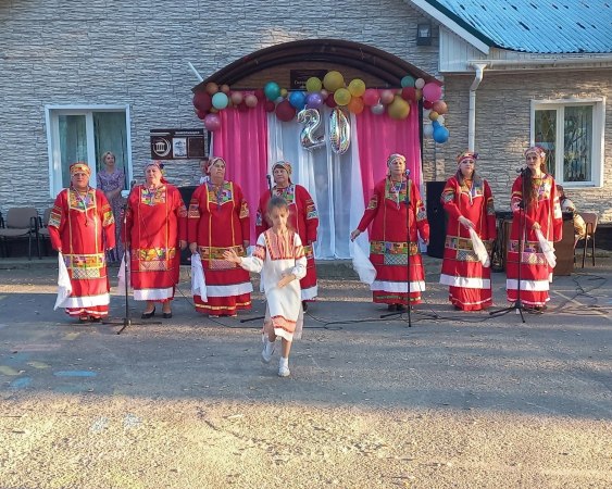 На территории Дома культуры п.Гигант прошёл концерт коллектива "Родные напевы"