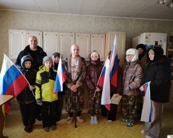Активисты молодежного объединения «Мы» Ручьевского филиала совместно с воспитанниками военно-патриотического клуба «Звезда» провели встречу с ветераном Великой Отечественной войны Константином Константиновичем Ивановым