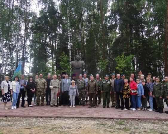 2 августа 2024 года на аллее Мужества в поселке Мелехово состоялся митинг "Никто кроме нас", посвященный Дню воздушно-десантных войск.