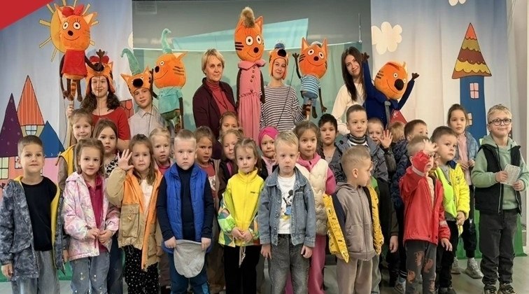 17 сентября в посёлке Первомайский случилось маленькое чудо: артисты Ручьевского филиала подарили ребятам из детского сада волшебный интерактивный кукольный спектакль «Три кота».