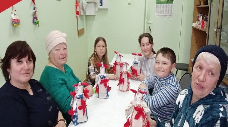 В Доме культуры д.Аксениха участники кружка «Берегиня» изготовили обрядовую куклу «Птица – Радость».
